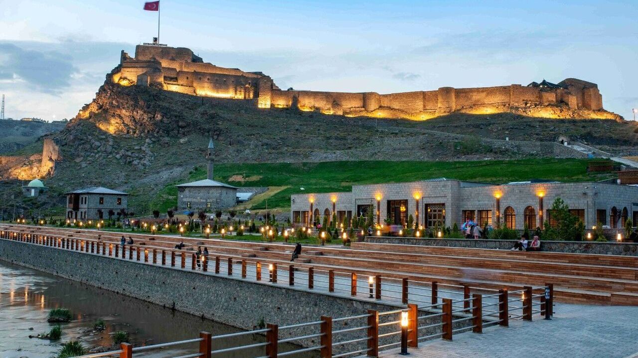 Kars Kalesi manzarasi ve Kars taksi ile ulasim baglami